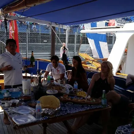 Motorsailer Ambersea Bådhotel *