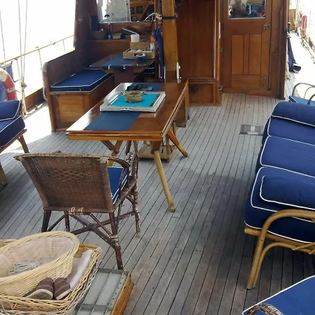 ספינת מלון Motorsailer Ambersea *
